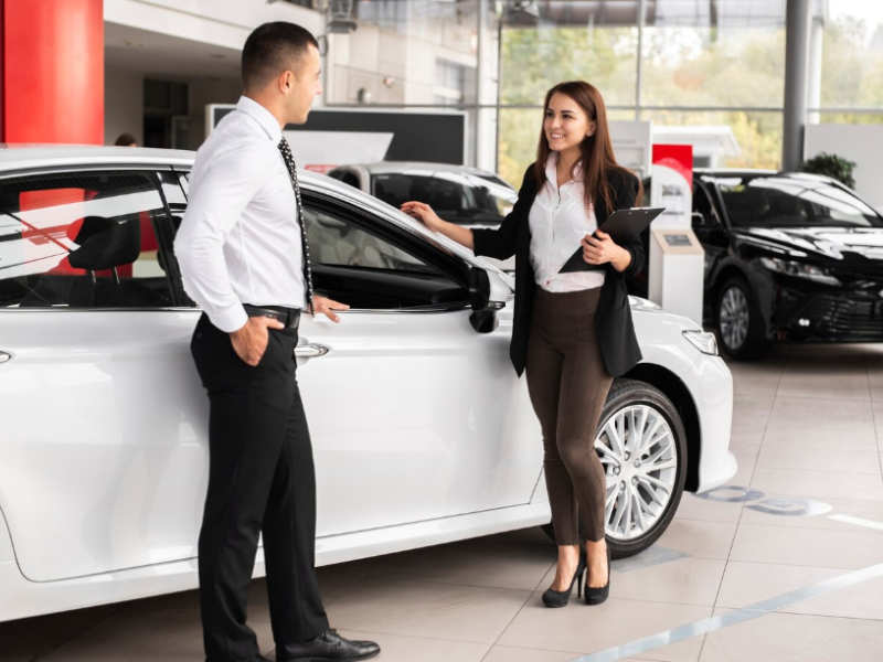 Kiểm tra giấy tờ và đọc kỹ hợp đồng trước khi thuê xe